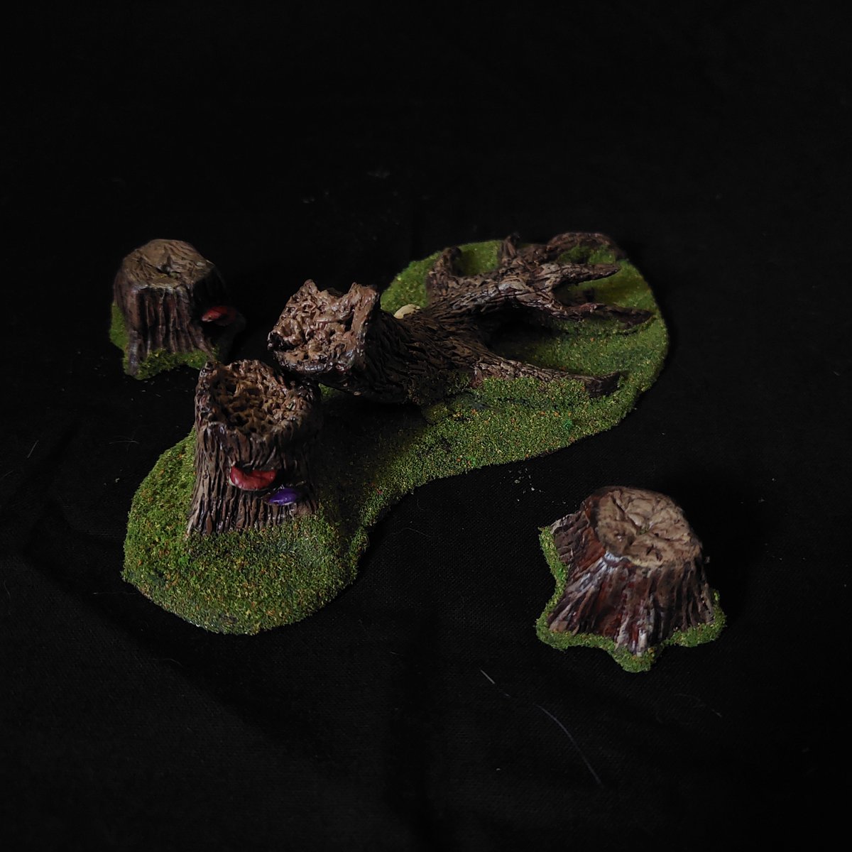 JBRunecraft's tweet photo. Wood you look at that! Continuing on the dead trees, I added some forest scatter terrain to.... liven up.... the haunted forest.... Okay perhaps I should leaf my wood be jokes at home....
#tabletoparchitect #dnd #dnd5e #dungeonsanddragons #terrainbuilding #terrain #criticalrole https://t.co/EWYph2hRH8
