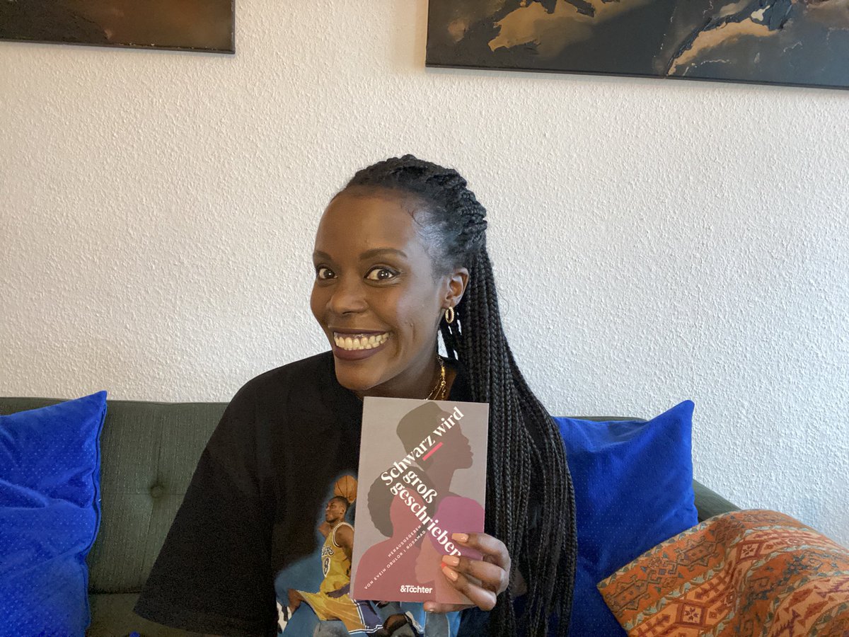 Wir* haben ein Buch geschrieben!!! „Schwarz wird groß geschrieben“ ist im #UndTöchter Verlag erschienen und wurde vom <a href="/RosaMagDE/">RosaMag</a> und der großartigen <a href="/eveinobulor/">Evein</a> herausgegeben. Ich bin sehr happy, stolz und kann es irgendwie immer noch nicht glauben.