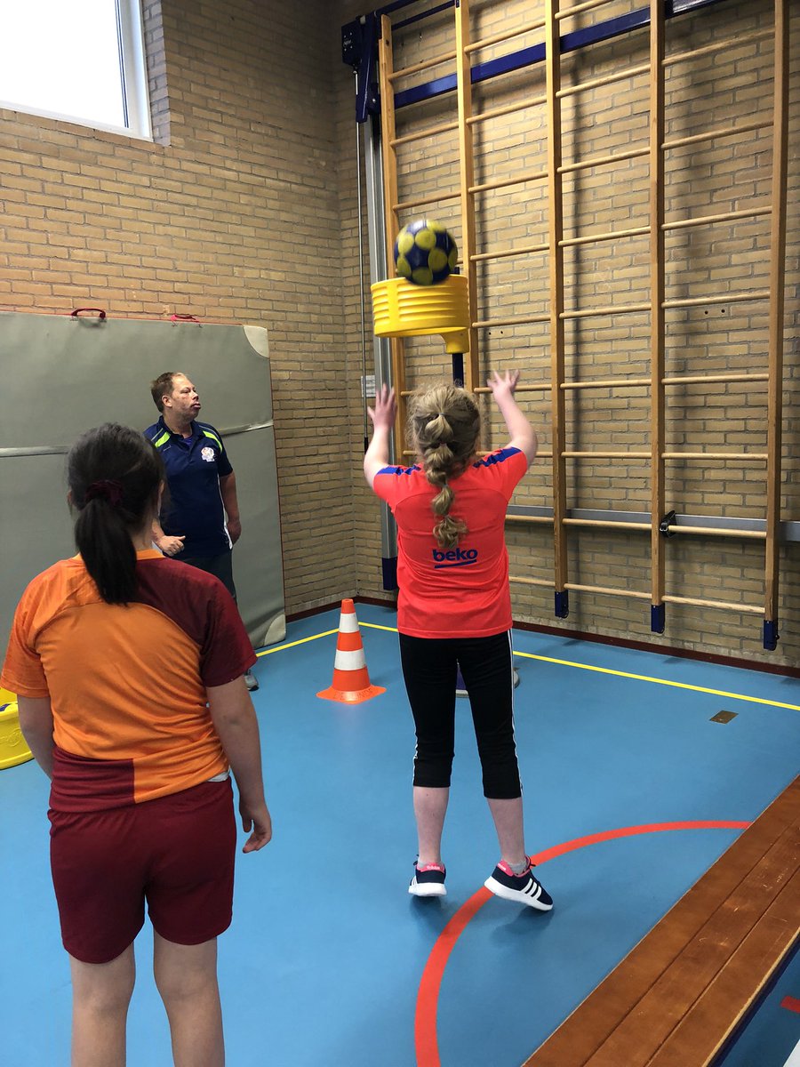 ChantalMigo's tweet photo. Vandaag de #sportcarrousel van @Iedereenactief in de gymzaal van @lindedeventer ontdek en doe mee! https://t.co/4jUStem7kg