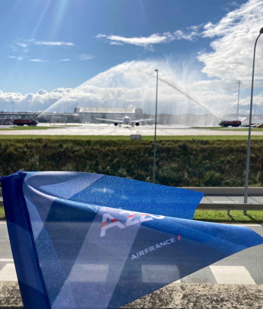 EliaFsb's tweet photo. Baby shower #A220 #AirFrance ✈️💦 ! https://t.co/KLIyG5qJTo