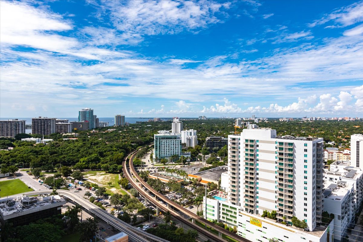RaquelColp's tweet image. NEW IN THE MARKET: Crown jewel corner unit in Axis Brickell with city and water views 😎 - mailchi.mp/axispremierere…