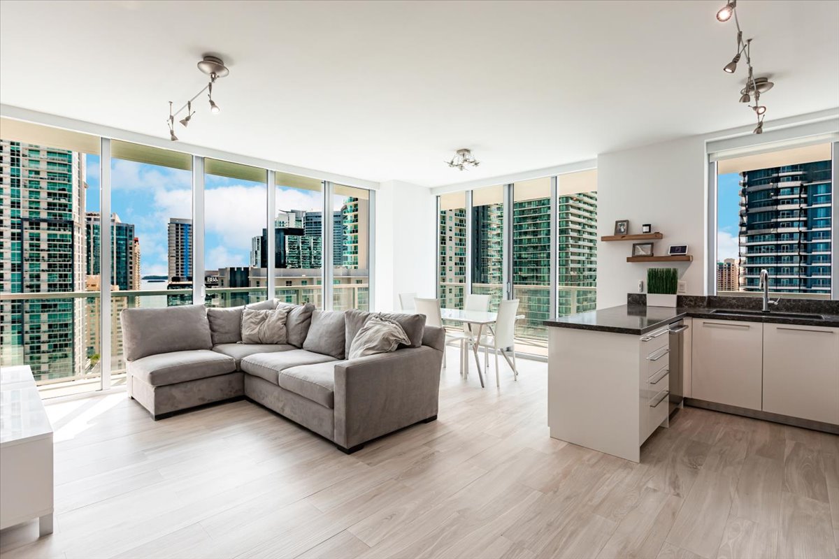 RaquelColp's tweet image. NEW IN THE MARKET: Crown jewel corner unit in Axis Brickell with city and water views 😎 - mailchi.mp/axispremierere…