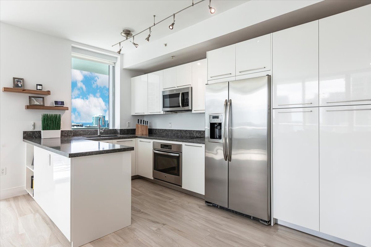 RaquelColp's tweet image. NEW IN THE MARKET: Crown jewel corner unit in Axis Brickell with city and water views 😎 - mailchi.mp/axispremierere…