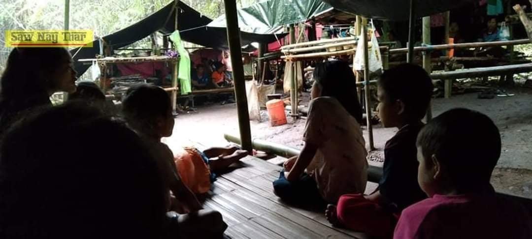 Haruonchill's tweet photo. 30 children out of 40 are having fever after catching cold because of lack of shelter, blankets, &amp; medical supplies at a camp for people displaced by fighting in @knuhq 4th Brigade, Tanintharyi’s #Myeik District. 
@UnicefMyanmar @MyanmarRedCross
#WhatsHappeningInMyanmar https://t.co/35hAssztm0