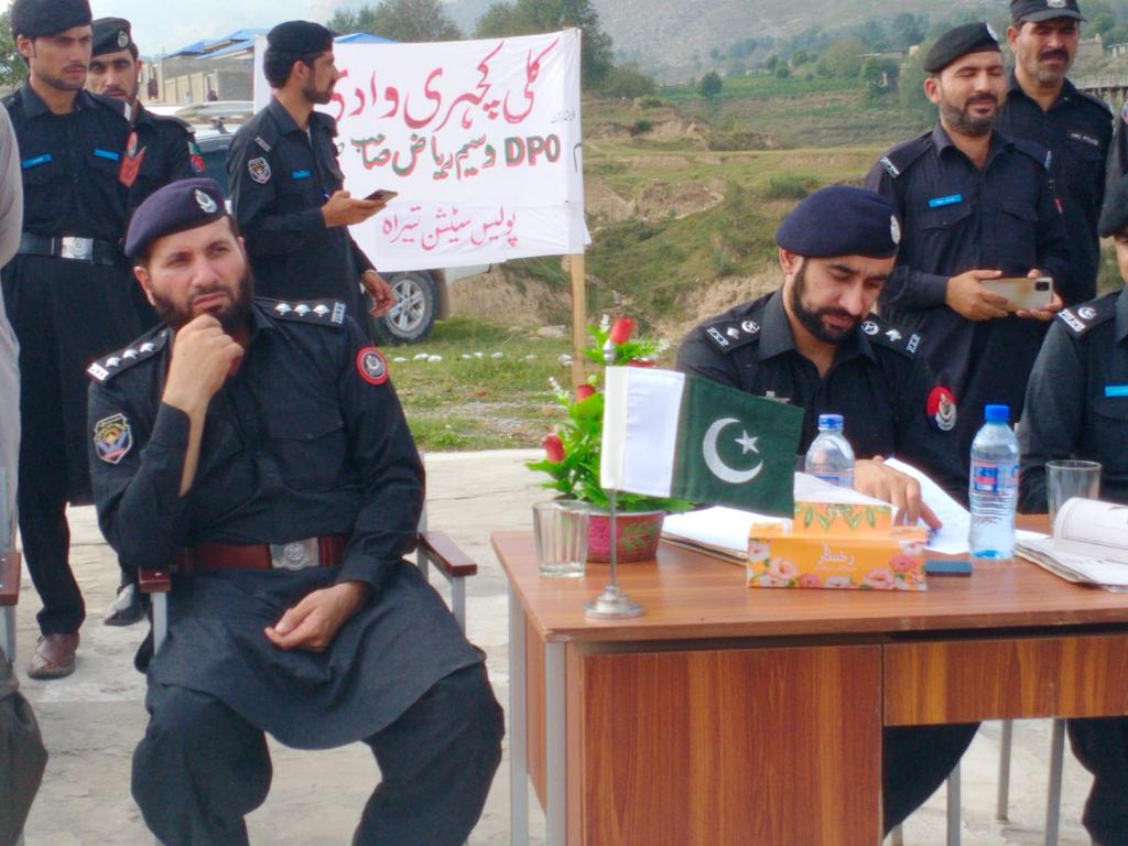 PeshawarCCPO's tweet photo. عوام کے مسائل انکے دہلیز پر حل کرنے کے لیے وادی تیرا میں کھلی کچہری کا انعقاد.

کھلی کچہری میں زمینی تنازعات کو جرگہ کے ذریعہ حل کرنا، منشیات اور دیگر جرائم کی روک تھام کے لیے قبائلی عمائدین کو بھی اپنا کردار ادا کرنا چاہیئے ' ڈسٹرکٹ پولیس آفیسر وسیم ریاض ' https://t.co/lmEHNkdrxk