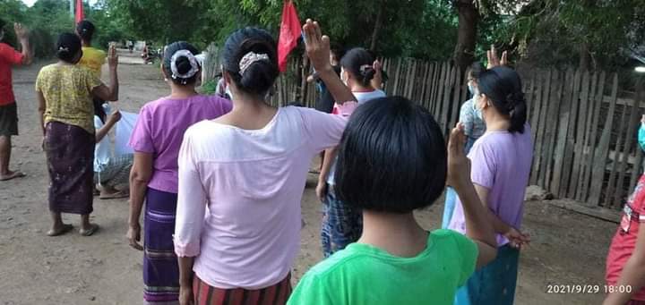 chithsuO's tweet photo. Activists in a village in Salingyi township staged a strike with the banner "Accept @NUGMyanmar , Reject Military" on the evening of September 29.

#MyanmarEconomicCollapse
#Sep29Coup
#WhatsHappeningInMyanmar https://t.co/gNS9oWqKwt