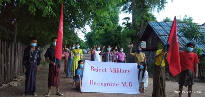 chithsuO's tweet photo. Activists in a village in Salingyi township staged a strike with the banner "Accept @NUGMyanmar , Reject Military" on the evening of September 29.

#MyanmarEconomicCollapse
#Sep29Coup
#WhatsHappeningInMyanmar https://t.co/gNS9oWqKwt