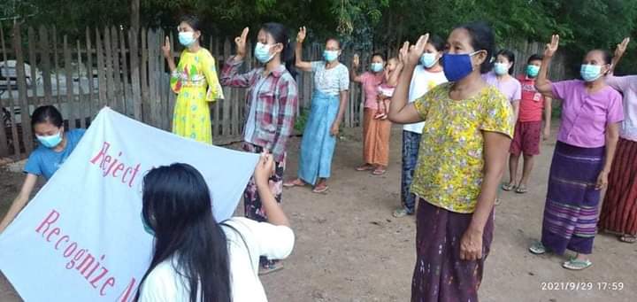 chithsuO's tweet photo. Activists in a village in Salingyi township staged a strike with the banner "Accept @NUGMyanmar , Reject Military" on the evening of September 29.

#MyanmarEconomicCollapse
#Sep29Coup
#WhatsHappeningInMyanmar https://t.co/gNS9oWqKwt