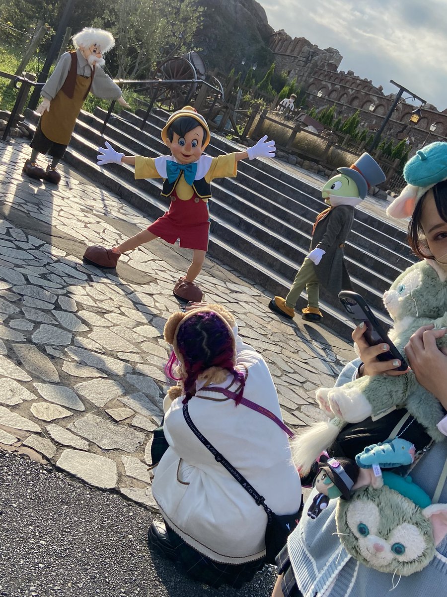 念願の 制服ディズニー遊び倒してきた 制服でディズニー遊ぶの夢だったし 皆と髪型お揃い にしたり 女子高生みたいに沢山遊んで騒いで食べてしてめっっっちゃくちゃ楽しかった 前日のお泊まりも楽しかったww みれちゃんみえちゃんうぐぴ本当にありがとう