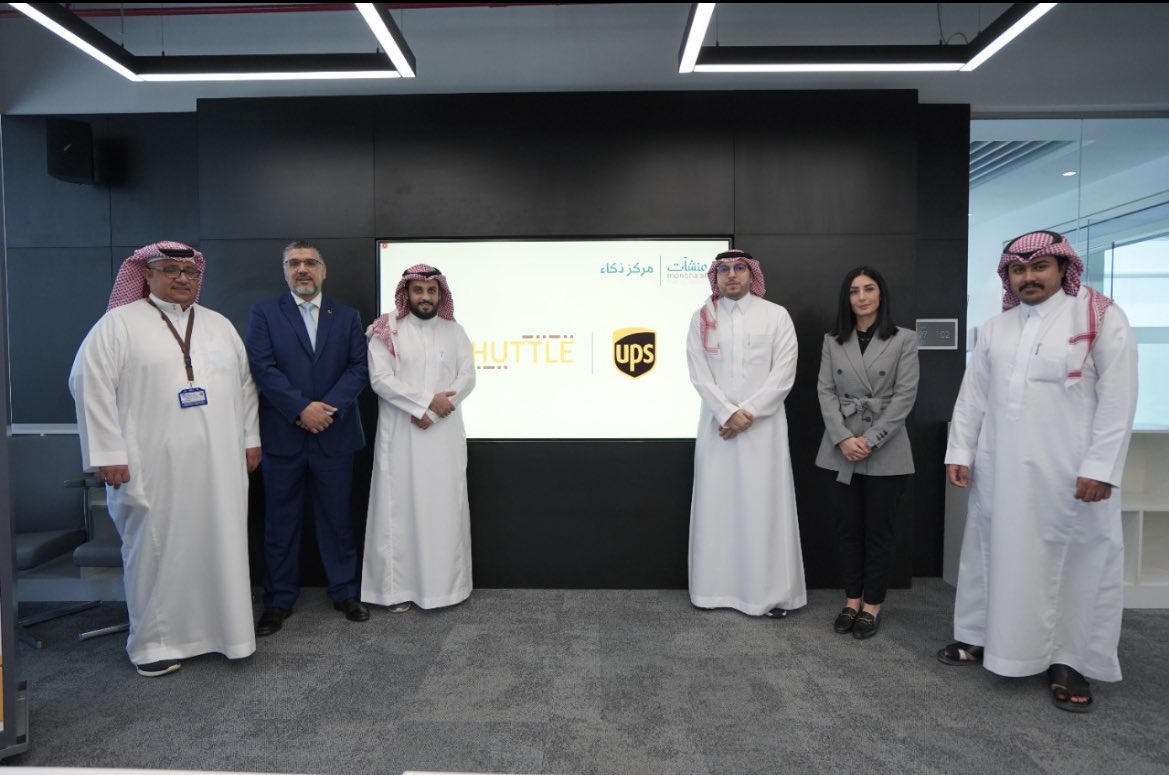 ShuttleKSA's tweet photo. يسعدنا إعلان شراكتنا مع شركة UPS العالمية @EIRAD_UPS_SA الذي سيمكن عملاء UPS من استلام طلباتهم من خزنات شتل الذكية في انحاء المملكة. وقع العقد من طرفنا المهندس محمد الحسن المدير التنفيذي ومن شركة UPS نائب الرئيس التنفيذي الأستاذ سعود آل حزيّن https://t.co/J3w9qJXMSE