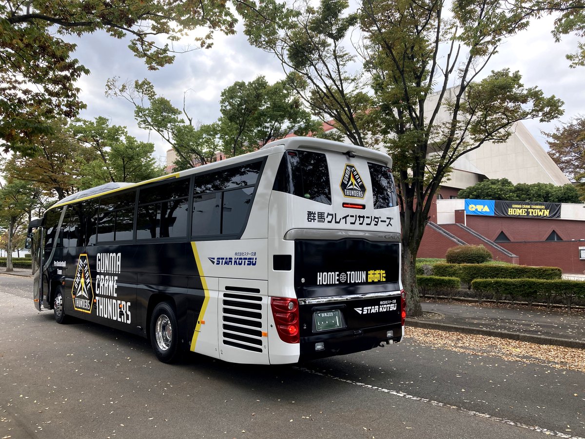 gunmacrane3ders's tweet photo. 本日☀️スター交通（@starkoutsu）様より✨
念願の‼️チームバス🚍を提供いただきました🎉

お披露目会に #Wキャプテン🏀
#マイケル・パーカー 選手 と #笠井康平 選手が参加しました～😆

街で見かけたら、是非‼️手を振って応援してくださいね👋かっこいい～😍

#群馬クレインサンダーズ 
#スター交通 https://t.co/nBwzydvlQT