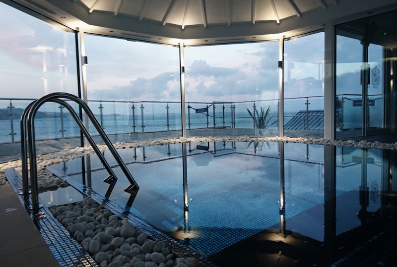 With fewer tourists and deserted beaches, Devon can be even more beautiful in #autumn. After a stroll in the elements, warm up in <a href="/CaryArms/">Cary Arms & Spa</a> spa’s hot sauna or slide under the hydrotherapy pool waterfall before indulging in a luxury <a href="/NaturallyGaia/">GAIA Skincare</a> treatment
ow.ly/u2Db50GixPS