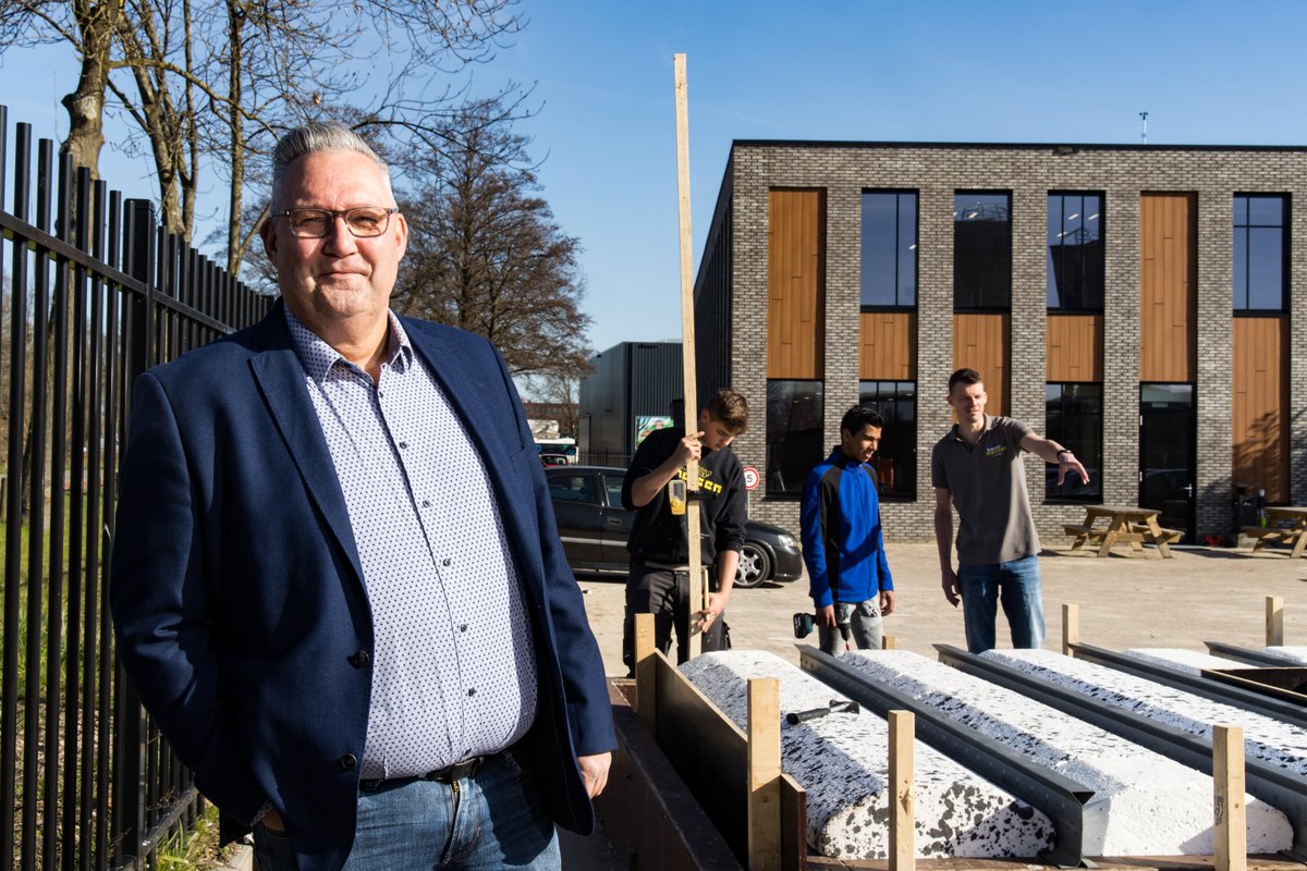 BouwmensenApd's tweet photo. Een mooi stuk over de bouwagenda in de business stedendriehoek.
https://t.co/8qNg56RXy3
#Stedendriehoek #bouw #bouwmensen #Bouwmensen #Jegaathetmaken #Aventus #Ookdatisdebouw #BouwR #VMBO #MBO #Apeldoorn https://t.co/yG95TLjEGC