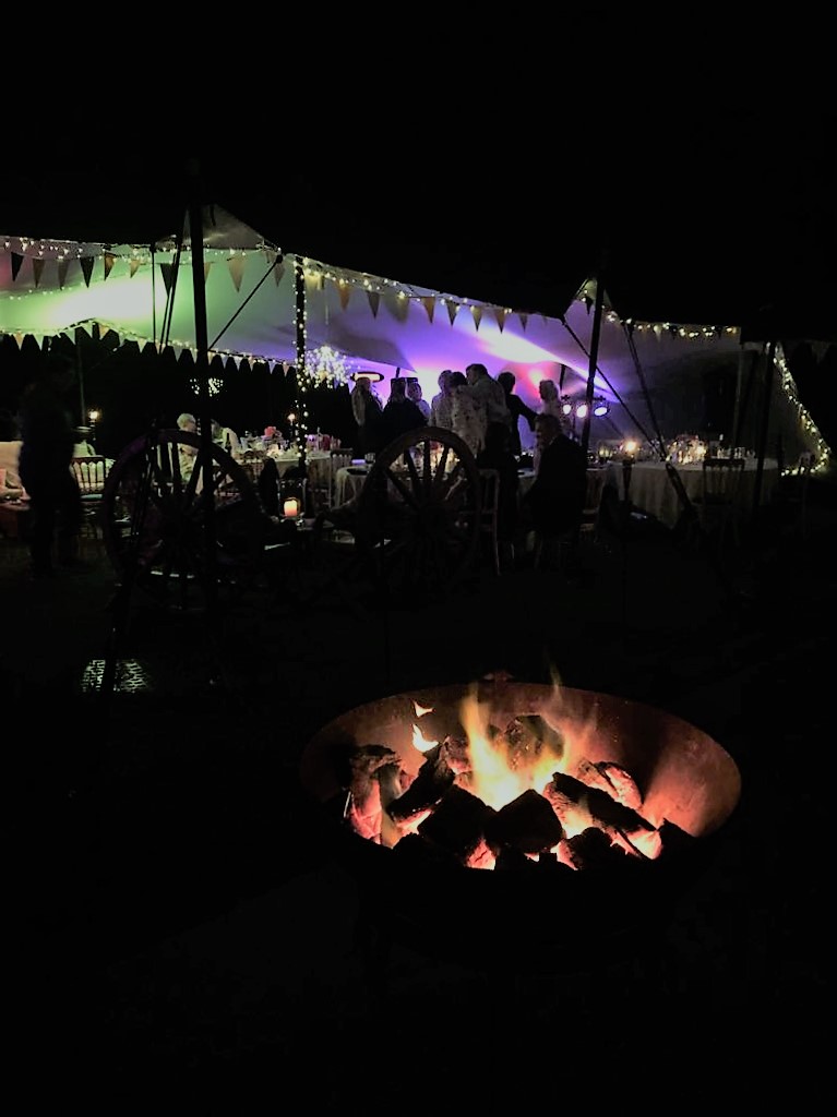 Who doesn't love a 🔥 pit! Our 7.5x10m Stretch Tent is perfect for a small party. 
#fairylights #stretchtents #party #firepit #cosy
