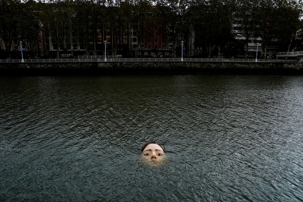 viewsfrance's tweet photo. Cette sculpture angoissante interpelle les habitants de Bilbao sur la crise climatique.

Au fil des marées, elle est continuellement submergée et découverte. Une manière pour l’artiste Ruben Orozco de montrer que « nos actions peuvent nous faire couler ou nous maintenir à flot ». https://t.co/FwnHLBEPnN