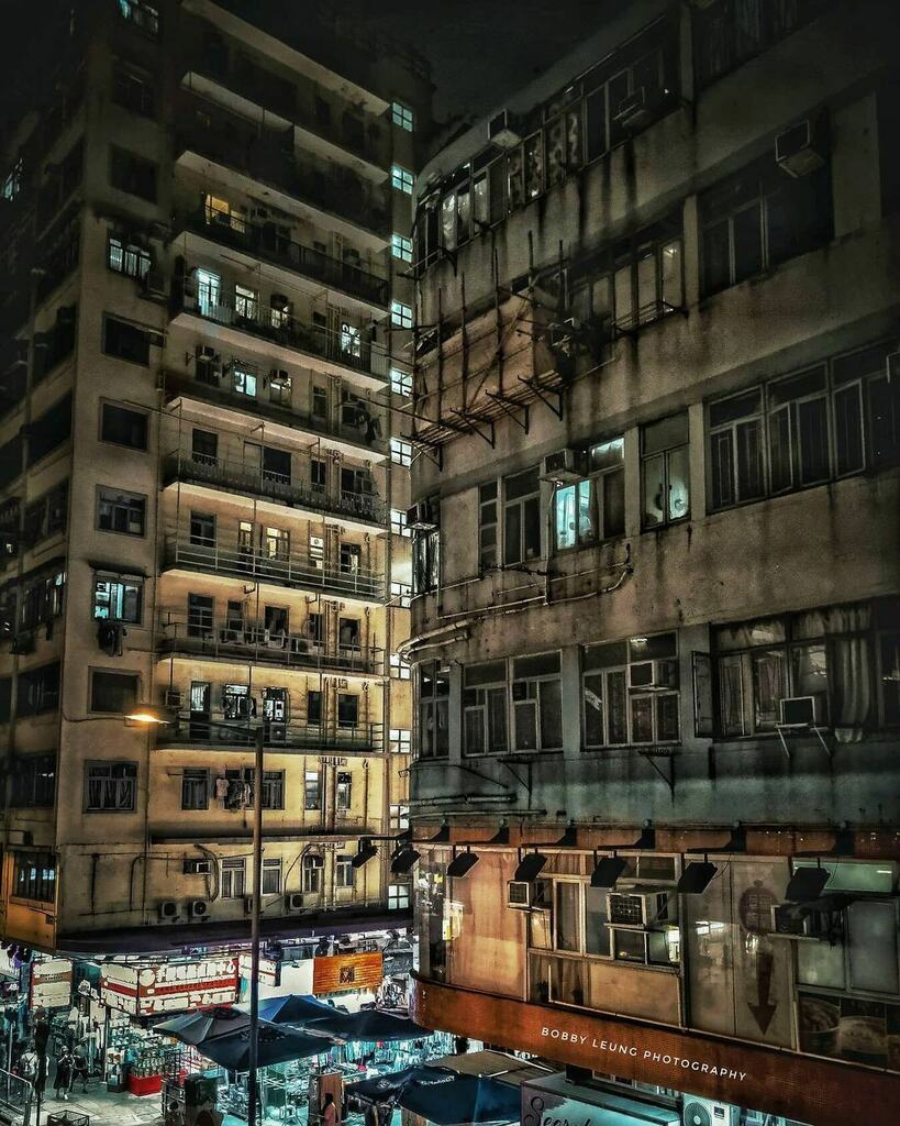 awesomehongkong's tweet photo. @bobbyhk3 Night shot in Mong Kok
#zeiss
#tenenmenthouses
#streetphotography
#mobilephotography
#hongkongoldbuilding
#nokia9pureviewphotography
#nokiaclubhongkong
#nokiaphotography
#shotonnokia9pureview #shotonnokia
#teampureview
#instameethk
#zolimaho… https://t.co/1cjrn3pogg https://t.co/VxbEKWFzSO