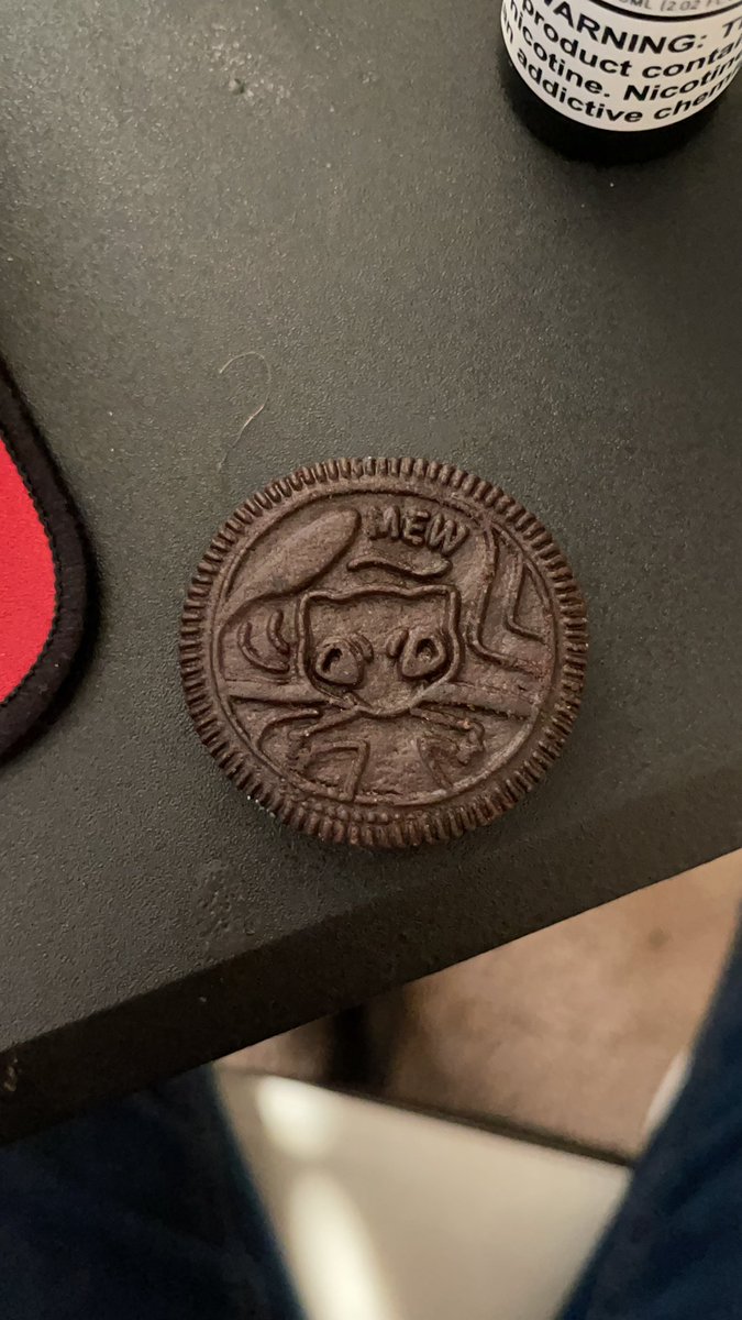 MunxGaming's tweet photo. Perfect looking print mew Oreo. How much y’all think it’s worth. #PokemonOreos #meworeo https://t.co/jUqeywiD2a