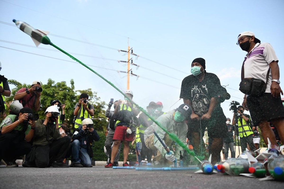 #ม็อบ29กันยา 16.00 น. ทะลุฟ้านัดรวมตัวที่แยกนางเลิ้งและเคลื่อนขบวนไปทำเนียบรัฐบาลเพื่อเรียกร้องให้พลเอกประยุทธ์ลาออกจากตำแหน่ง, แก้รัฐธรรมนูญฉบับประชาชนและปฏิรูปสถาบันกษัตริย์ ติดต่อกันเป็นวันที่ 4 แต่ยังไม่สามารถผ่านไปยังทำเนียบฯได้