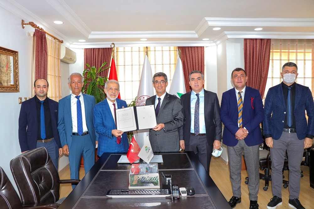 EN ESKİ TOPRAKLARDA EN YENİ TEKNOLOJİ İLE TARIM YAYGINLAŞIYOR

GAP İdaresi ve 
<a href="/hrumedya/">Harran Üniversitesi</a>
 iş birliği ile uygulanacak olan, “GAPHASSAS ile Dijital Tarım Teknikleri Kullanılarak Kaynak Verimli Sürdürülebilir Üretim” Projesi için imzalar atıldı.

Detaylar 👉bit.ly/3CUmFoj