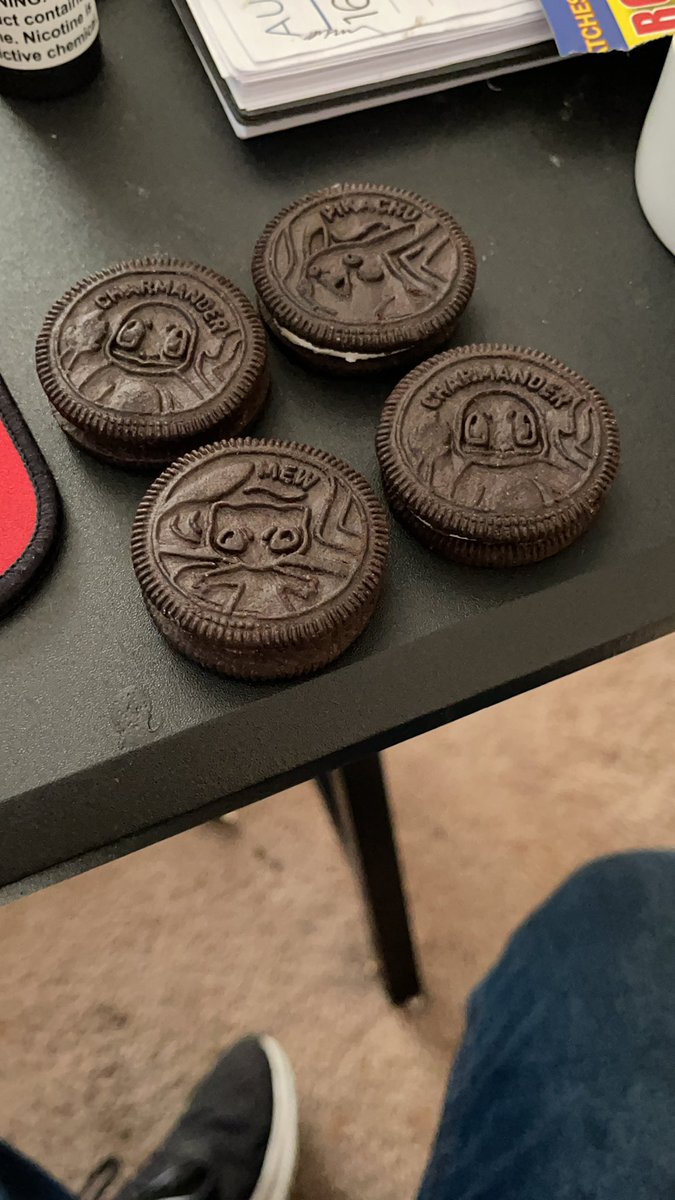 MunxGaming's tweet photo. I pulled 2 charmanders, pikachu and mew from the same package.   #PokemonOreos https://t.co/9iVxEtSbZS