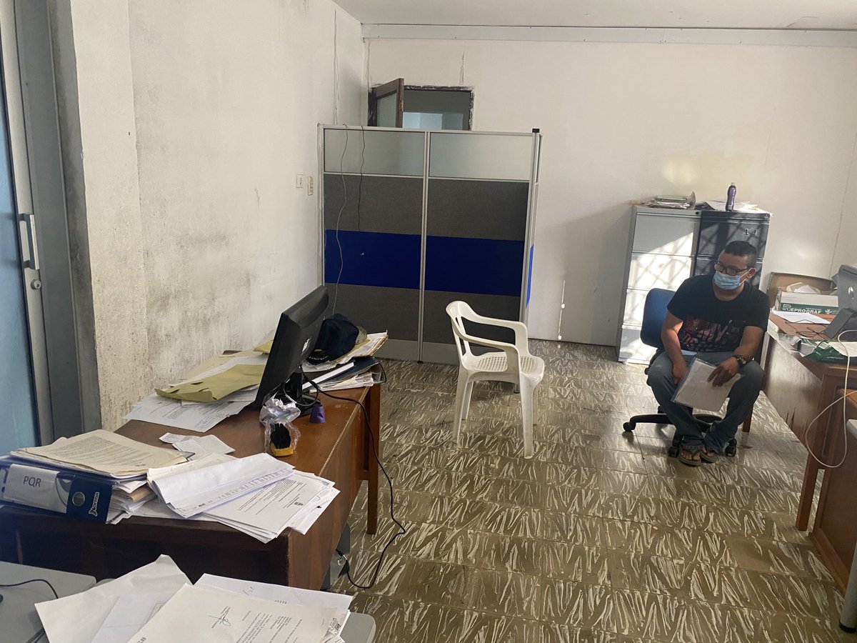 oscarrodrilo's tweet photo. Desde esta pocilga donde despachan los Inspectores de ⁦@TransitoMtr⁩ se revictimiza a los infractores y se les viola el debido proceso. YA BASTA!!!⁦@caordosgoitia⁩ ⁦@concejomonteria⁩ @DarioEnriqueDa1 ⁦@RayAcostaV⁩ ⚖️ https://t.co/XzyfTMdXwQ