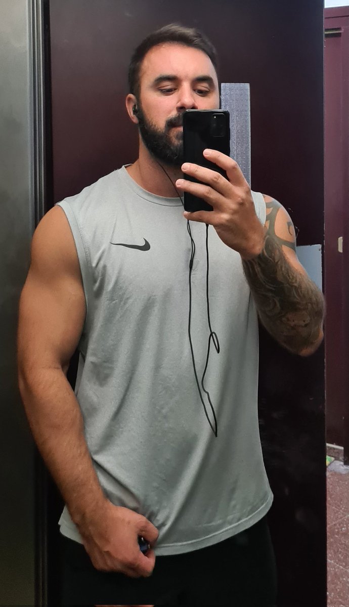 Almost 66k following me on twitter and only 40 following me on onlyfans? There is something wrong or something is happening.🤔🤔🤔.