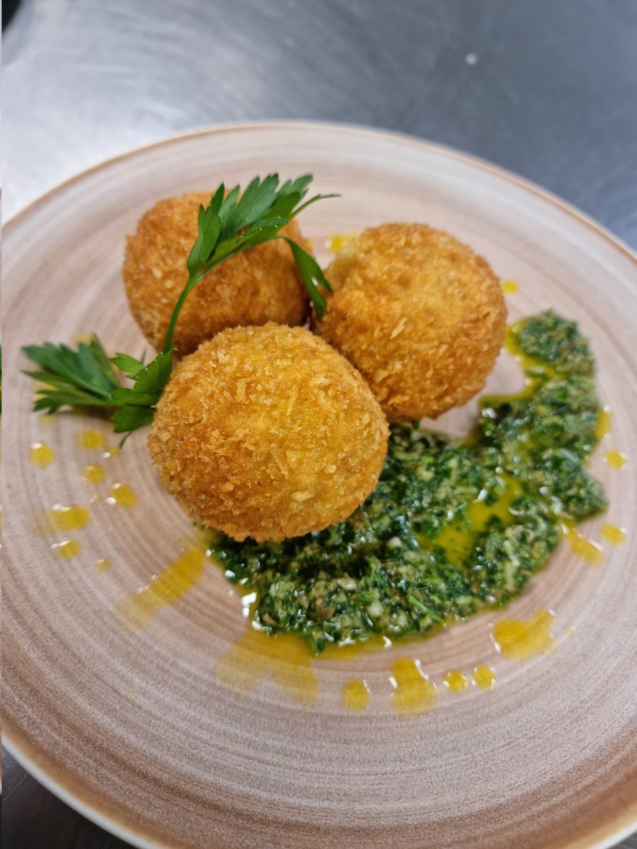 AGascoigne77's tweet image. They say the proof is in the pudding! In this case arancini and bream. Excellent results @essentialcuisin @Essential_Jon @essential_rees @N_HertsCollege Time for round two!!! 👏