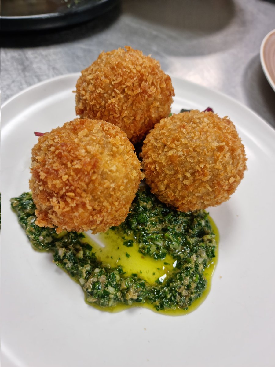 AGascoigne77's tweet image. They say the proof is in the pudding! In this case arancini and bream. Excellent results @essentialcuisin @Essential_Jon @essential_rees @N_HertsCollege Time for round two!!! 👏