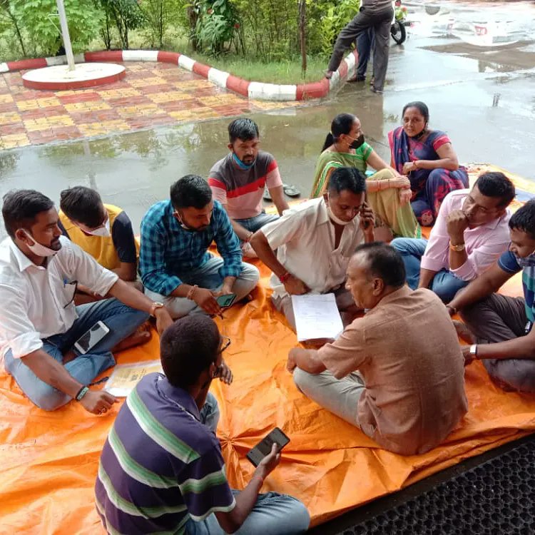 Patelparimal423's tweet photo. મહુવા તાલુકા પંચાયત માં તા:-૨૯/૯/૨૦૨૧ ના રોજ યોજાયેલ સામાન્ય સભામાં શાસક પક્ષ દ્રારા વિરોદ્ધ પક્ષને સવાલોના જવાબો આપવા ના પડે એટલે માટે ઉડાવ જવાબો આપી,તાનાશાહી જેવું વર્તન કરવામાં આવ્યુ તેના વિરોદ્ધમાં તા.પ.સભ્યો દ્વારા મહુવા તાલુકા પંચાયત ખાતે પ્રતિક ધરણા કરી વિરોધ કરવામાં આવ્યો https://t.co/6IB1yupEWa