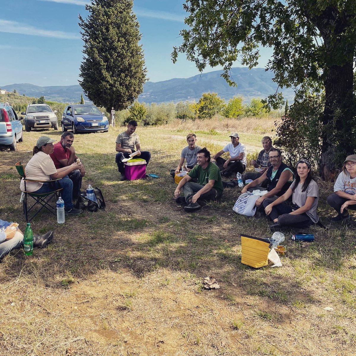 FPetriolo's tweet photo. “Si mangiaaa!” Pranzo in vigna come da tradizione 😁

#harvest2021 #vendemmia #chianti #Toscana https://t.co/wVcWR7wZQD
