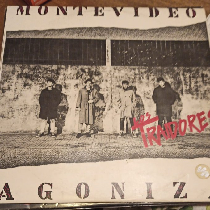 RadioBelcha's tweet photo. #Sorteo🍀 Tenemos una edición vinilo del Montevideo Agoniza de Los Traidores (Gentileza @bizarrouruguay) para ustedes. 
🧲Participan dando RT♻️ acá y siguiendo a Belcha y Bizarro, hoy 19 hs en #UyNoma🧉 sonará un especial de la banda, están invitados a escucharlo. https://t.co/vfTjzxhbcp