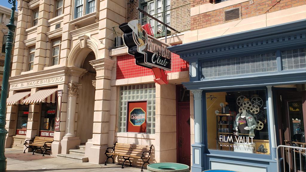 jkwana's tweet photo. The Kitty Kat Club on New York street in Universal vs the Kitty Kat Club in the Case Files: Legendary Truth House

#HHN #HHN30 #halloweenhorrornights #legendarytruth #casefiles #universalstudiosflorida https://t.co/MMdQV3r53r