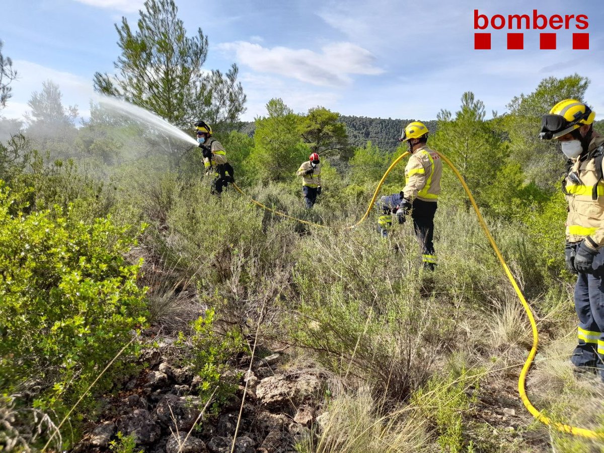 bomberscat's tweet photo. #Bomberscat seguim a #Nonasp, al simulacre amb el @mitecogob i @IIFFAragon, emmarcat dins del #ProgramaNacIIFF. L'objectiu és millorar la coordinació entre els dispositius que participen en l'extinció dels incendis forestals #EjercicioConjuntoIIFF 🔥 #EBRO @interiorcat @GobAragon https://t.co/F2mnsBSZXI