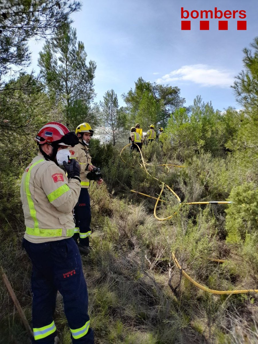 bomberscat's tweet photo. #Bomberscat seguim a #Nonasp, al simulacre amb el @mitecogob i @IIFFAragon, emmarcat dins del #ProgramaNacIIFF. L'objectiu és millorar la coordinació entre els dispositius que participen en l'extinció dels incendis forestals #EjercicioConjuntoIIFF 🔥 #EBRO @interiorcat @GobAragon https://t.co/F2mnsBSZXI
