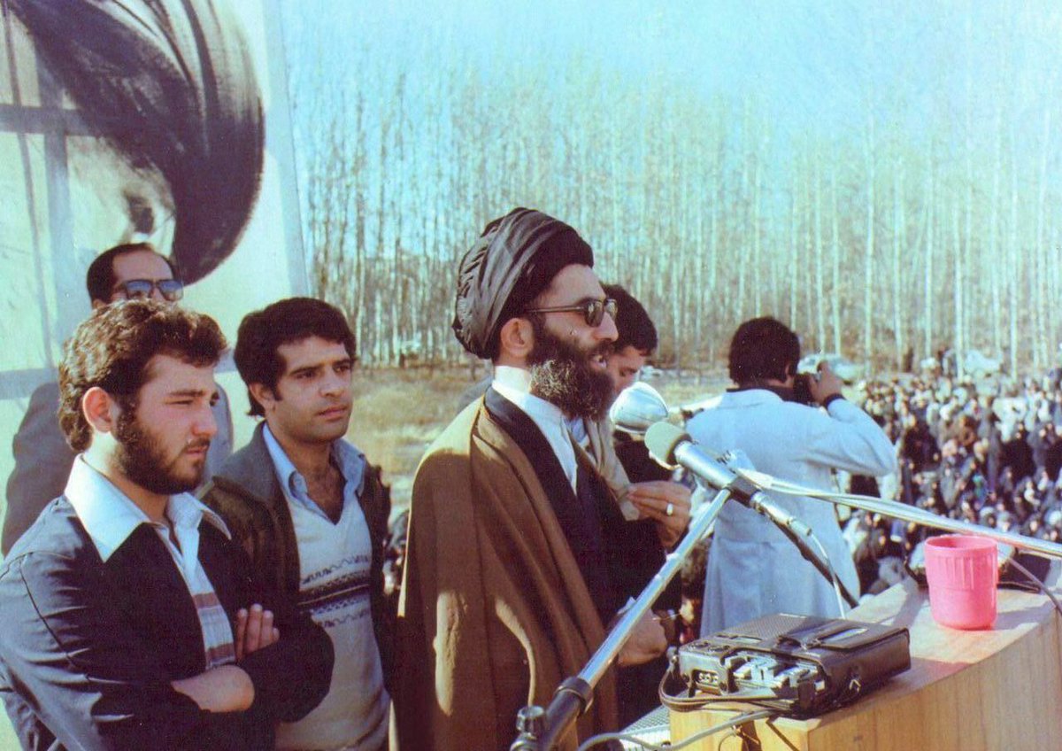 Imam_ALKhamenei's tweet photo. أوصيكم يا أيها الشباب بمطالعة #الصحيفة_السجادية والتدبر فيها المطالعة الخالية من الالتفات والتدبّر غير كافية ستجدون مع التدبر أن كل دعاء من أدعية الصحيفة السجادية هذه ونفس دعاء مكارم الأخلاق هذا هو كتاب یحتوي دروساً في الحياة والأخلاق 
.
#الإمام_الخامنئي https://t.co/mvcewx9mxi