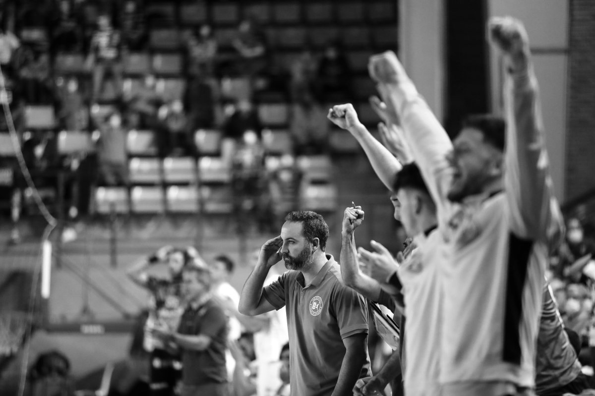 Juanjo_Acobi's tweet photo. La soledad del entrenador.
El partirse la cara constante de Agus.
El milagroso día a día de Serra.
La alegría por tu compañero aunque no juegues.

EQUIPO. En mayúsculas. https://t.co/MnLz1F5hH1