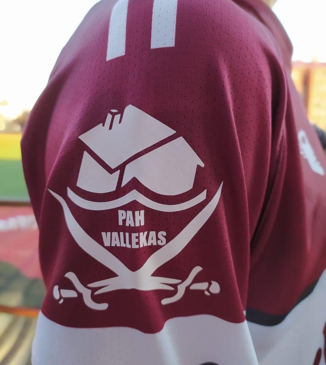 Hay equipos que llevan en sus camisetas publicidad de apuestas o multinacionales que desprecian los derechos de los trabajadores. El <a href="/CDIVallecas/">C.D. Independiente de Vallecas</a> lleva el logo de la <a href="/pahvallekas/">PAH Vallekas</a>,  que lucha contra los desahucios en ese barrio. Por algo los clubs de fútbol popular son diferentes.