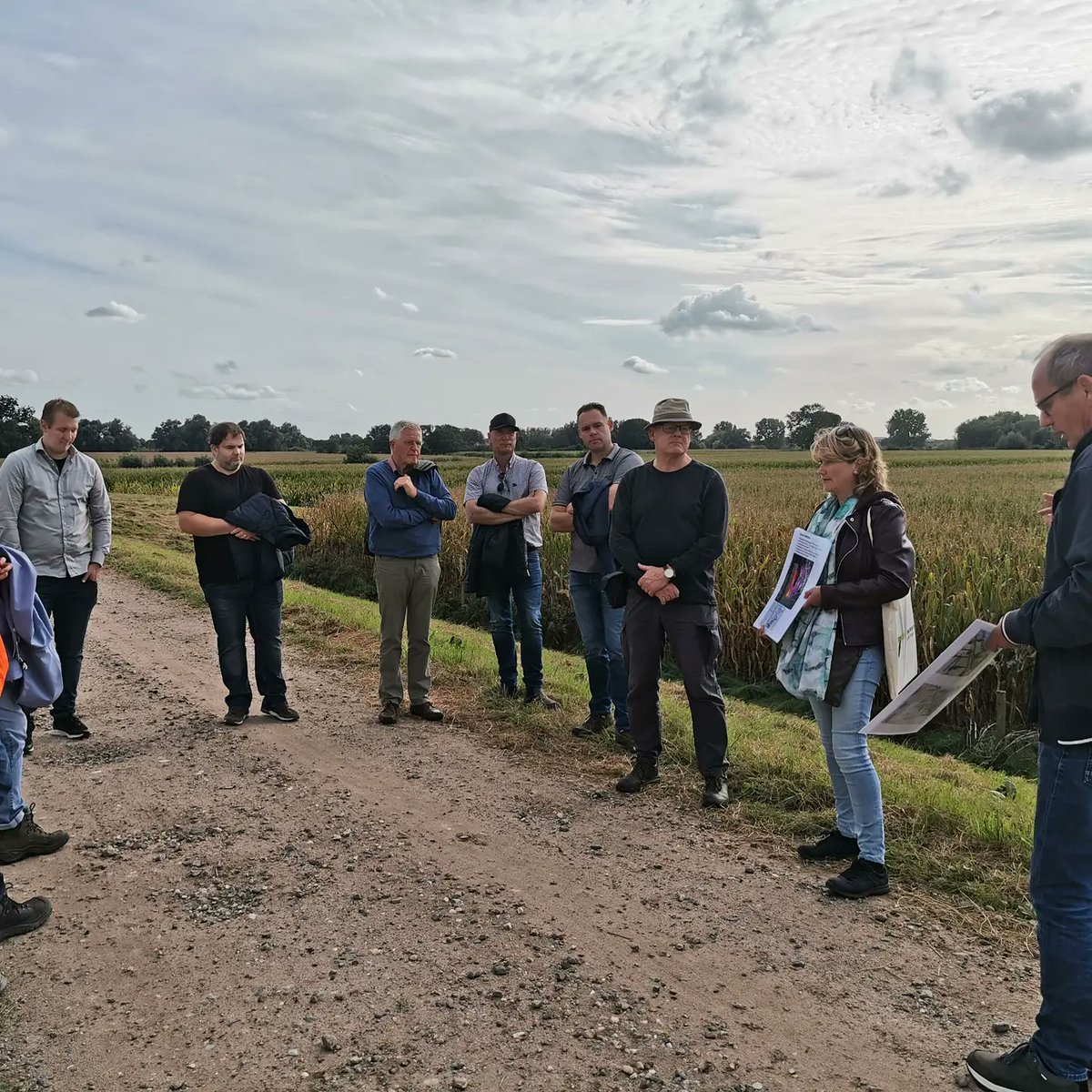 D66Gennep's tweet photo. Gisteren hebben we een rondleiding gehad van AVG en Teunisen door de Haven in Heijen. Op deze manier kunnen we een beter beeld vormen van de plannen van de uitbreiding van de haven en werden onze vragen beantwoord. #D66Gennep  #D66 https://t.co/9dPvFVl0Nk