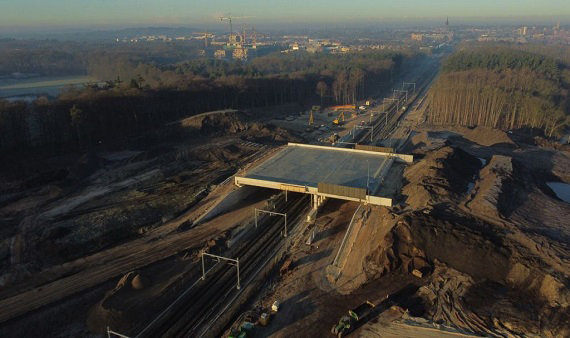 ProvincieNH's tweet photo. Natuurgebied Anna’s Hoeve en Monnikenberg Hilversum afwisselender door combi bomen, heide, poelen en open ruimten. Bij nieuwe natuurbrug komen groene grondwallen tegen geluid van (trein)verkeer. Om dit mogelijk te maken, is kappen van bomen noodzakelijk https://t.co/YvJLZCJXAA https://t.co/lIA4dayYzN