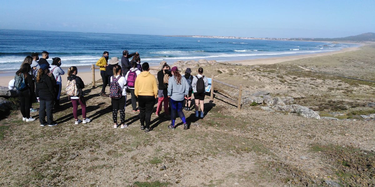EUrtaza's tweet photo. Onte os estudantes do #MasterDAEN do @CampusTerraUSC de #Lugo coñeceron as dunas de Corrubedo nunha actividade interdisciplinar que levounos a rematar a xornada cunha visita ao Castro de #Baroña @BioReDesUSC @UniversidadeUSC @granxact @InformacionUSC https://t.co/ezClTm7nYX