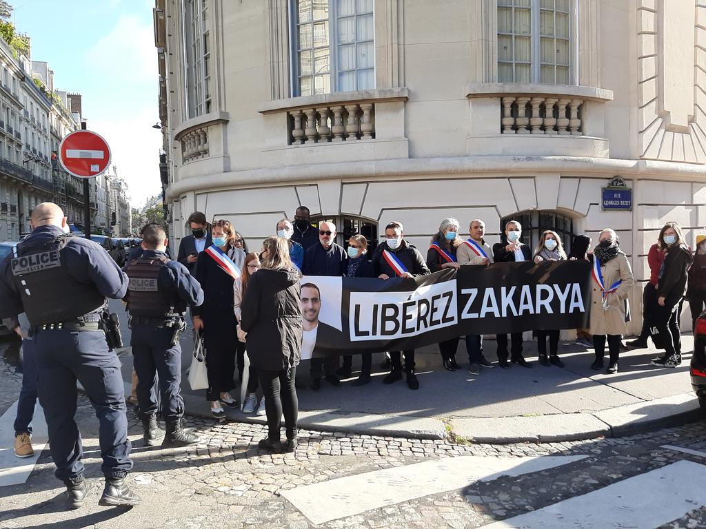 Manifestation devant l'ambassade d'Égypte à Paris pour la libération de Zakarya Arbaoui, élu municipal de Mitry-Mory.
La <a href="/prefpolice/">Préfecture de Police</a> demande aux manifestants d'évacuer les lieux.