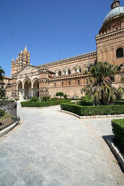 Nessuno può fermare il vostro incendio
Perché lo fermate voi
Perché siete in silenzio?

<a href="/francoarminio/">Franco Arminio</a> 

#29Settembre 

Tra i colori di Palermo a #CasaLettori 

@Arturo_1979_ <a href="/Laura_Simonazzi/">Laura Simonazzi</a> <a href="/c_urios_a/">AliceinTweetland</a> <a href="/CarmelaCusmai/">Carmela Cusmai</a>