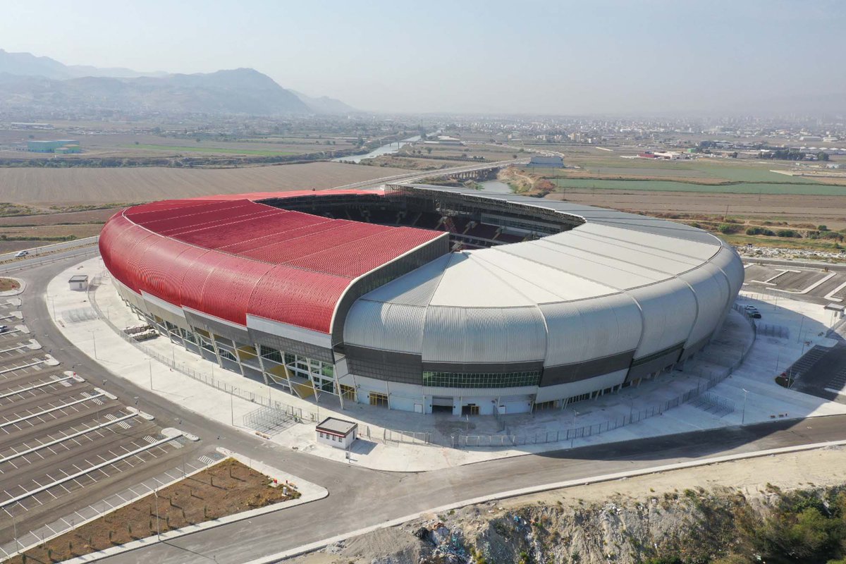 arkiteracom's tweet photo. Alper Aksoy Architects ve @arkinommimarlik tarafından tasarlanan Hatay Stadyumu 25. 06. 2021 tarihinde kullanıma açıldı.

https://t.co/aqxkbJhvFx https://t.co/l3JMpI76KO