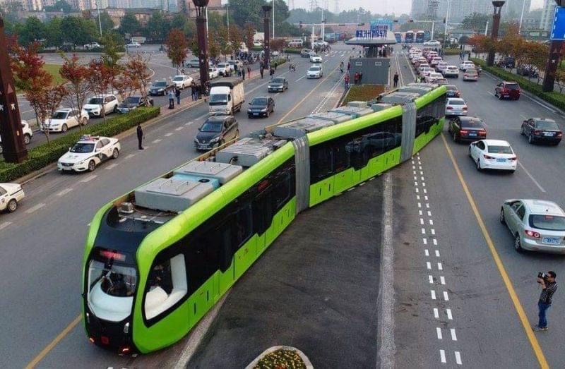 Prvi voz na svetu koji se kreće bez šina počeo je da saobraća u kineskom gradu Žušou. Smatra se za prvi pametni voz na svetu gde se vozilo kreće po virtuelnim železničkim linijama predstavljenim belim isprekidanim linijama.