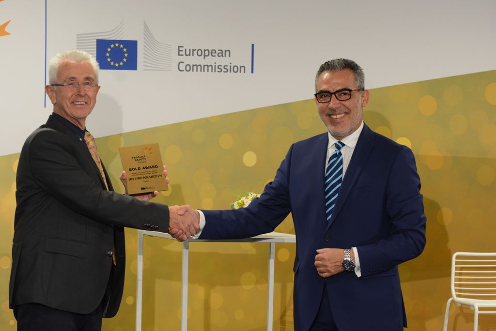 Mariaprs's tweet photo. The #Safe.T.First.Pool.Safety Cypriot Company wins the Gold Award in the #EUProductSafetyAward. His Excellency Stavros Hatziyiannis delivered the prize in a safety-hybrid event. Find out more about the award winners here: https://t.co/FxU4Y9zcmQ https://t.co/sOflPZLMBB