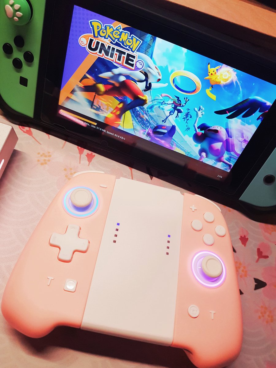 itscelesica's tweet photo. Got a new cutie Switch controller, and it's pink! Thank you much, @AAGamesNet ~ 🌸✨ https://t.co/bQIYaYzsQx