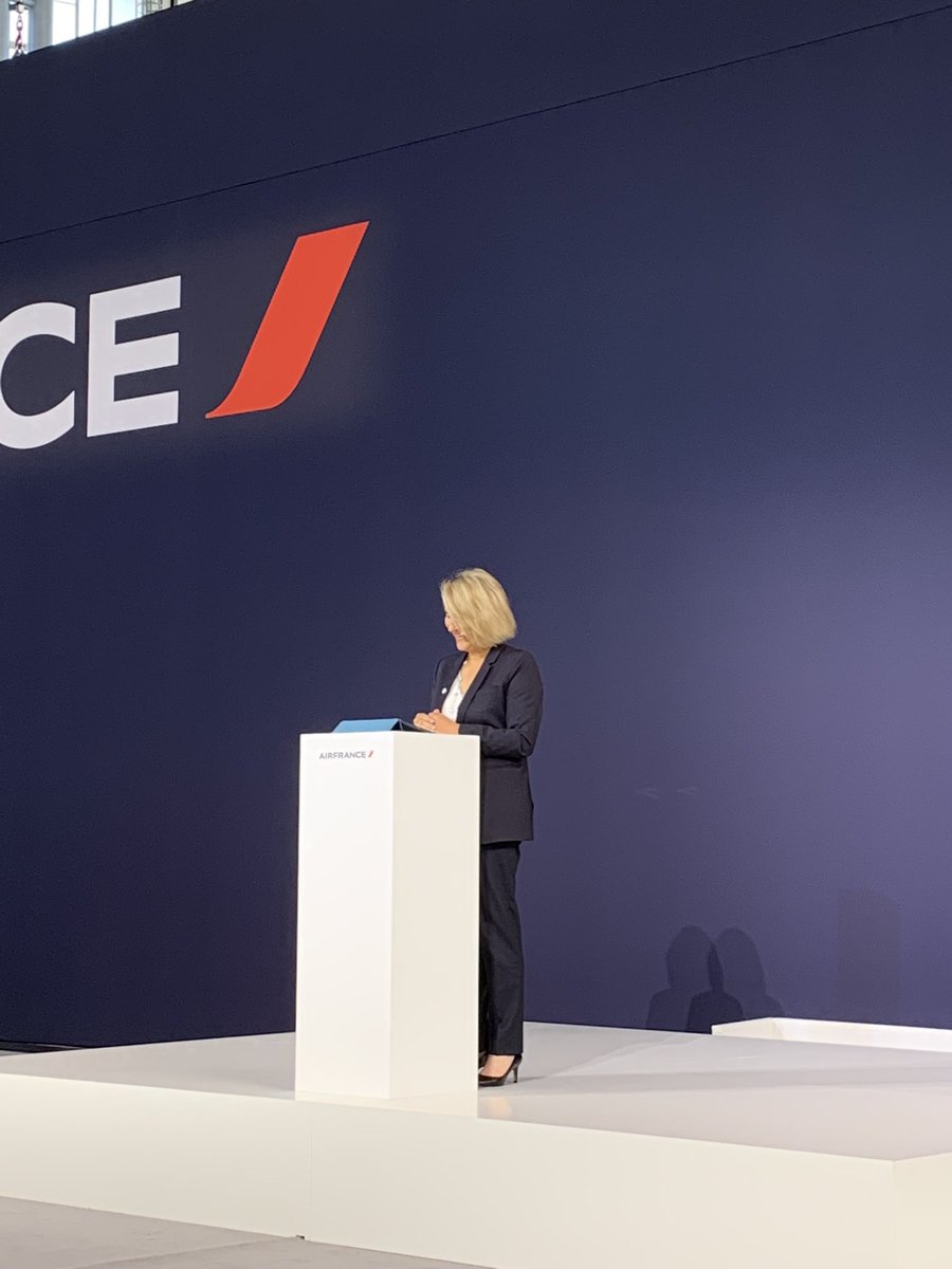 kridesco's tweet image. “L’@Airbus A220 : 148 sièges en config 3-2, jusque 8 rangs de Business, autonomie 5000km, avec une cabine spacieuse et lumineuse” @AnneRigail @ZeTravelguys