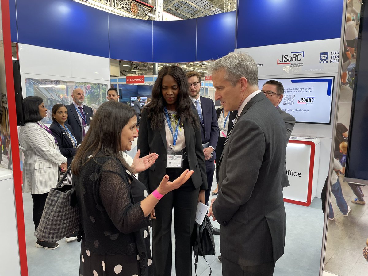PhilipIngMBE's tweet photo. The #SecurityMinister Damien Hinds MP @ISE_Expo and @IntCyberExpo meeting @FigenMurray on the #jsarc stand now https://t.co/GO4SsgUn1v