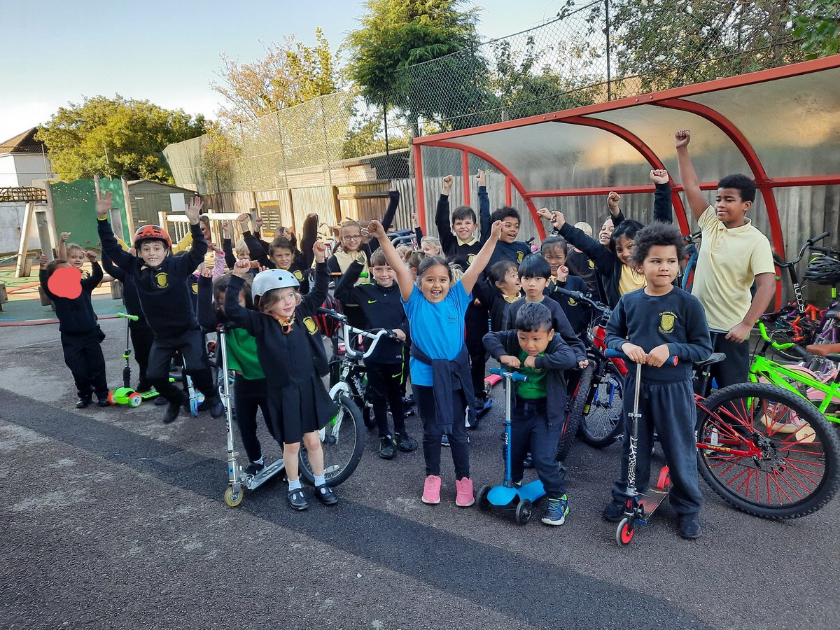 Absolutely fantastic to see so many <a href="/charltonmanor/">Charlton Manor Sch</a> children joining in with <a href="/biketoschool/">Bike to School</a> Week and enjoying a free bikers breakfast this morning. #helptheenvironment #cycling #keepsusfit