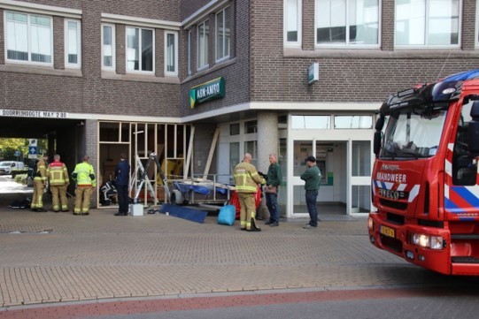 RT rtvapd: Gaslucht bij ANB-AMRO: De brandweer is opgeroepen voor een gaslucht in de ABN AMRO bank aan de Hofstraat in Apeldoorn.. #apeldoorn #rtvapeldoorn #nieuws.